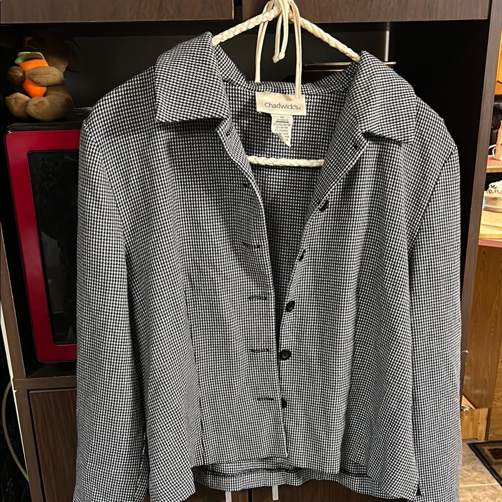 Size 8 petite houndstooth blazer